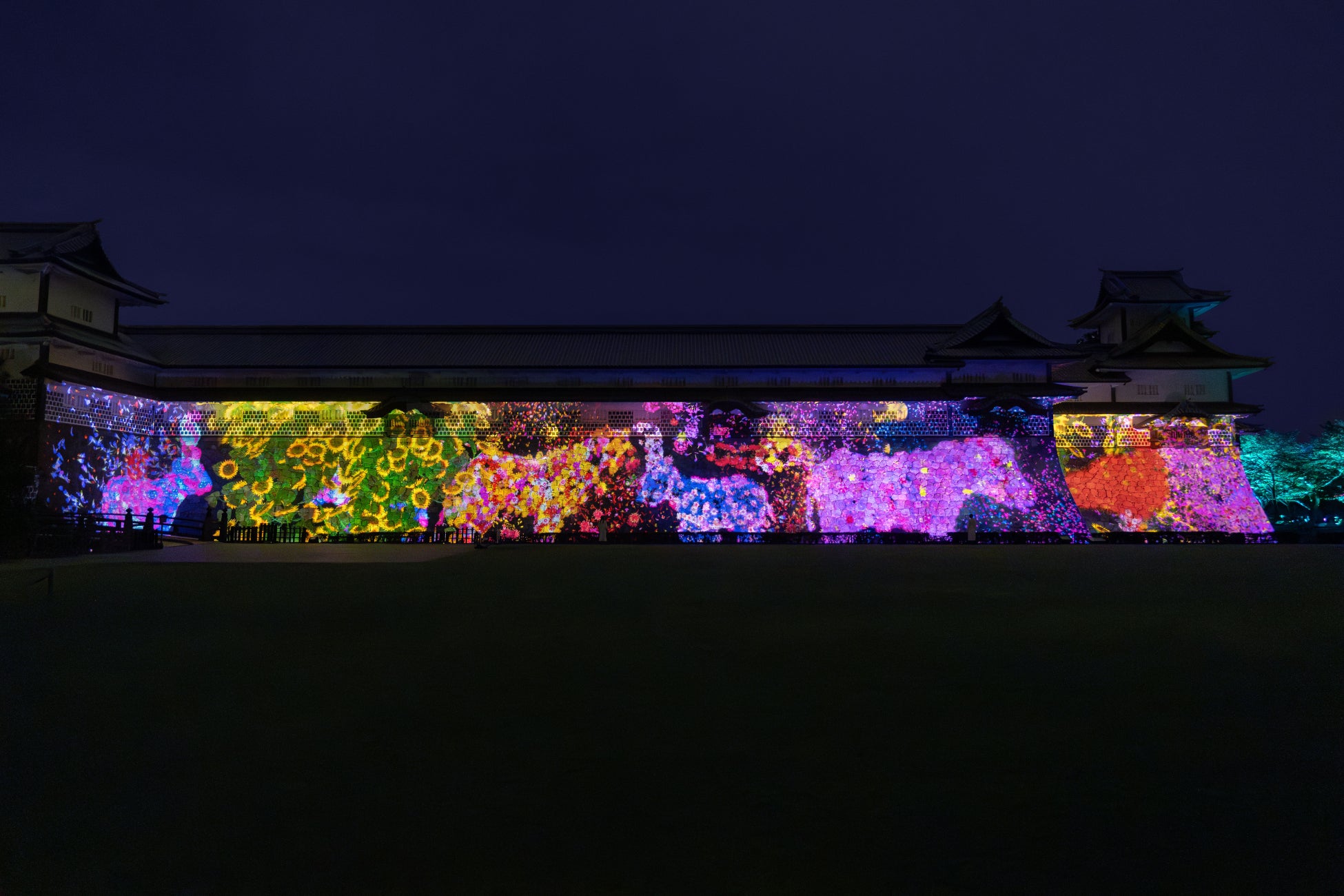 「チームラボ 金沢城 光の祭」9月30日(土)オープン。夜の金沢城の五十間長屋や石垣、木々などが、永遠に変化し続ける光のアート空間に。のサブ画像2_動物たちは、五十間長屋の石垣と、誕生と死滅を繰り返す花々によって形作られている。季節ごとの花々が移ろいながら咲き、花々が散りすぎると、その動物は死んで消えていく。チームラボ《金沢城の石垣に住まう花と共に生きる動物たち》© チームラボ