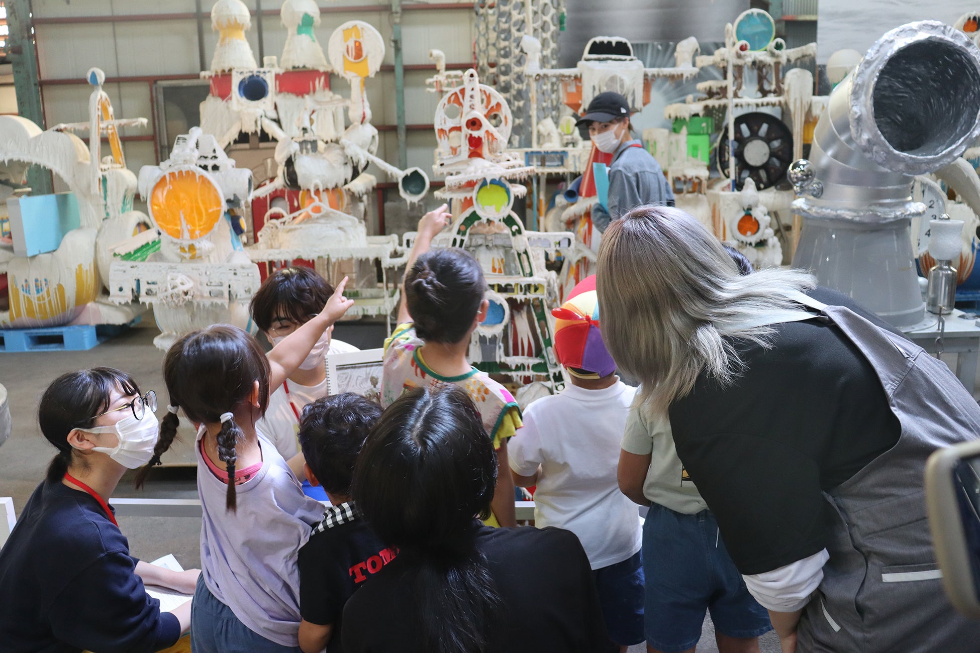大型現代アート作品の“見せる収蔵庫” MASK（MEGA ART STORAGE KITAKAGAYA）メインアーティスト・持田敦子が5年にわたるプロジェクトの集大成を発表のサブ画像5_Open Storage 2022 対話型鑑賞プログラム 開催風景