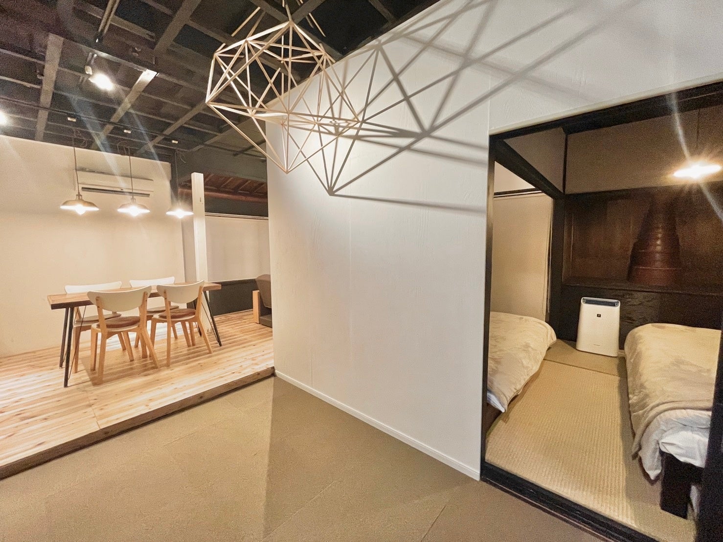 金沢にアーティスト坂野充学による分散型ホテル「ARTS ＆ STAY Kanazawa」グランドオープンのサブ画像12_リビングスペースにはアーティスト岩井優によるコミッションワークが展示されている。