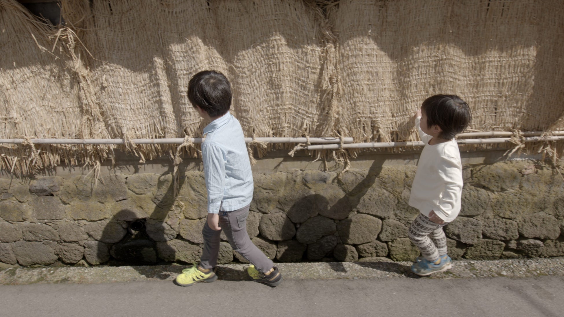 金沢にアーティスト坂野充学による分散型ホテル「ARTS ＆ STAY Kanazawa」グランドオープンのサブ画像2_滞在制作した映画「N.P」の撮影監督・足利広が滞在制作時に撮影した近隣散策をする家族の様子。