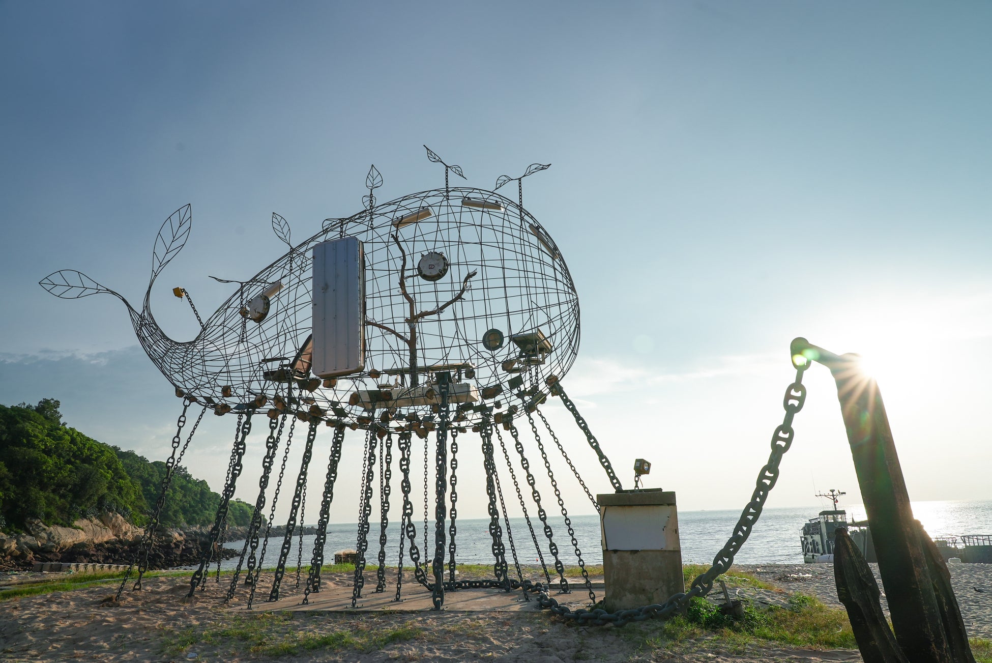 台湾離島での芸術祭「第二回馬祖ビエンナーレ 9.23-11.12」開幕、日本のアーティストも参加のサブ画像6_「島嶼風景」の一つ、先住民アーティスト、伊祐・噶照（Iyo Kacaw）による『海は私の陸』。馬祖の古い船や退役軍艦の部品を収集し制作された、大型インスタレーション作品。（画像提供：馬祖ビエンナーレ）