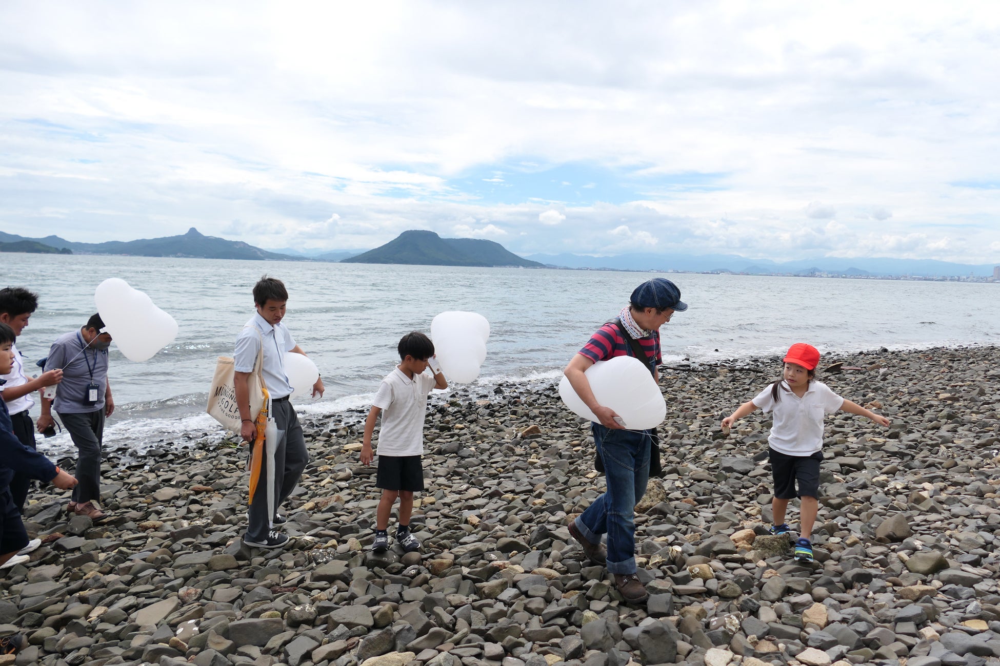 台湾離島での芸術祭「第二回馬祖ビエンナーレ 9.23-11.12」開幕、日本のアーティストも参加のサブ画像8_《雲の故郷へ》のワークショップの様子。高橋匡太氏と男木島の小中学生らが海辺を訪れ、自分好みの石を探しました。（画像提供：馬祖ビエンナーレ）