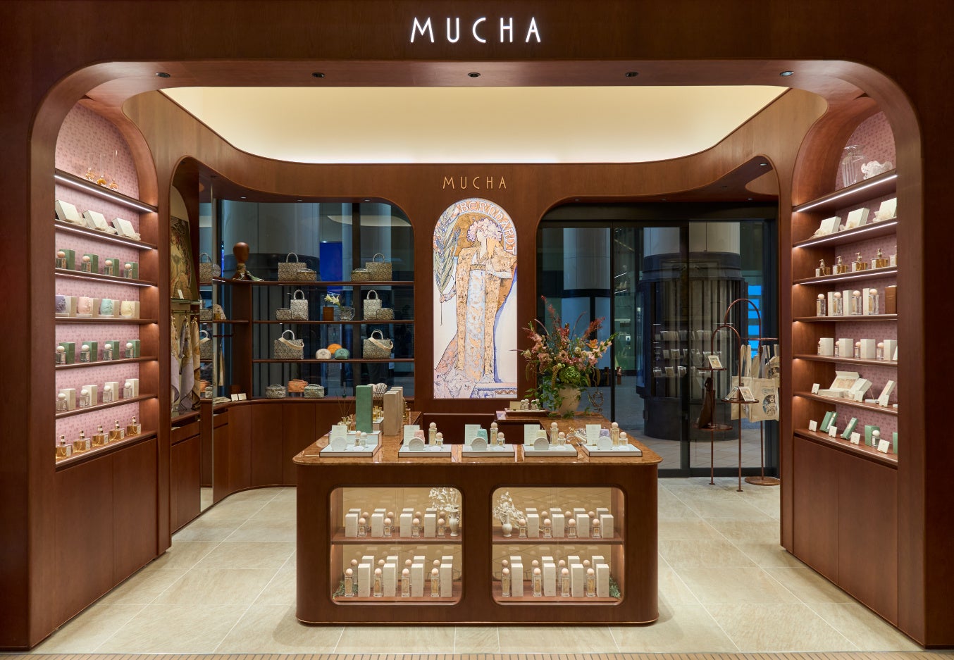 【MUCHA(ミュシャ)】10月17日(火)京都髙島屋S.C.[T8]店オープン。京都店限定ノベルティ「ミニ ミュージアム トートバッグ サラ・ベルナール」も数量限定でご用意のサブ画像7_画像はMUCHA ルミネ有楽町店となります。