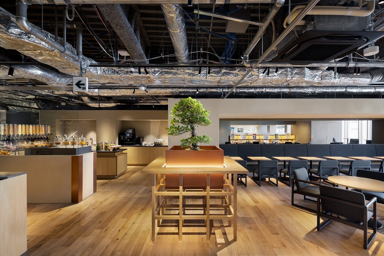 アートと文化の「伝統と最先端」が共振する「京都 蔦屋書店」が京都髙島屋S.C. [T8]の5・6階にオープンのサブ画像10_四季を感じられる店内中央の盆栽