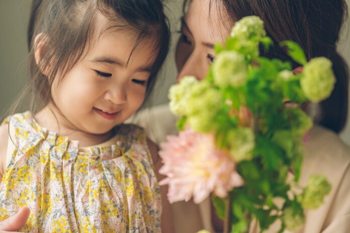 ＜親子でSDGs＞年間10 億本を超えるお花が廃棄されるロスフラワーを再利用！お花の廃棄率 0％の花屋が、神戸阪急リニューアルオープンの特設会場にて親子でフラワーリース作り開催！期間限定もOPENのメイン画像