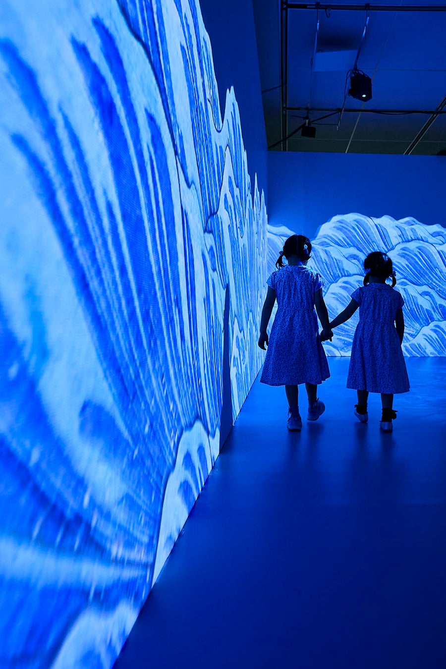 一旗プロデュース「空間体感！動き出す浮世絵展 NAGOYA」の公式記録映像第二弾“藍”を公開。世界で「ジャパン・ブルー」と絶賛され、その美しさに多くの人が魅了される「藍色」をテーマとする映像空間。のサブ画像16