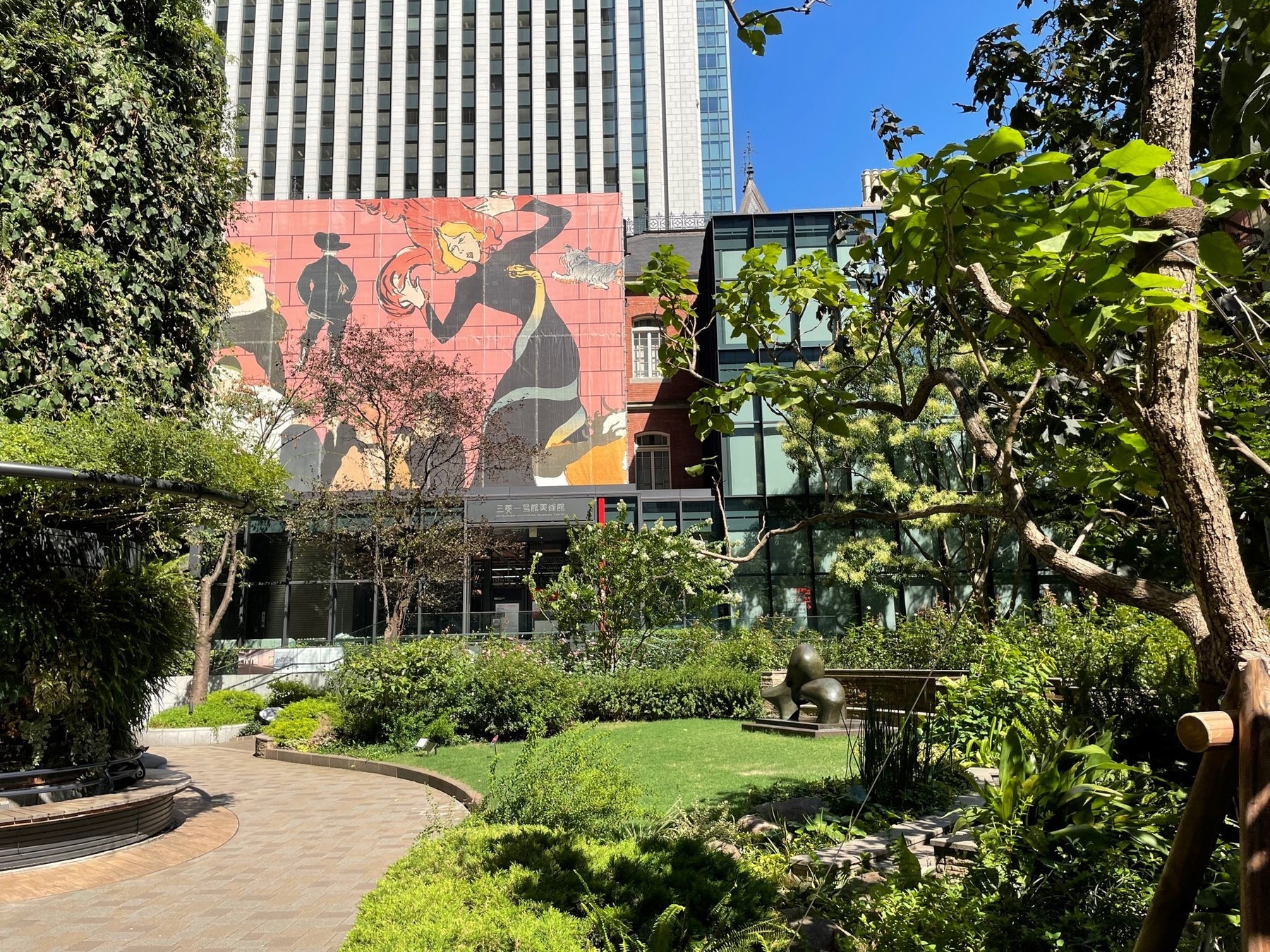 【東京ビエンナーレ2023】「大丸有アートアクション」全作品展示開始！　三菱一号館美術館によるアート巡りルート＆ギャラリーツアーを公開のサブ画像10_5. 三菱一号館美術館 一号館広場＆ロートレック仮囲い装飾