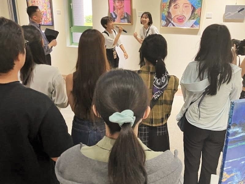 【岡山大学】台湾・国立東華大学芸術学院において岡山大学教育学部美術教育講座の学生が合同展覧会を開催のサブ画像2_岡山大学学生による作品解説の様子