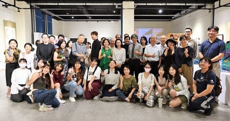 【岡山大学】台湾・国立東華大学芸術学院において岡山大学教育学部美術教育講座の学生が合同展覧会を開催のサブ画像3_交流会議での集合写真