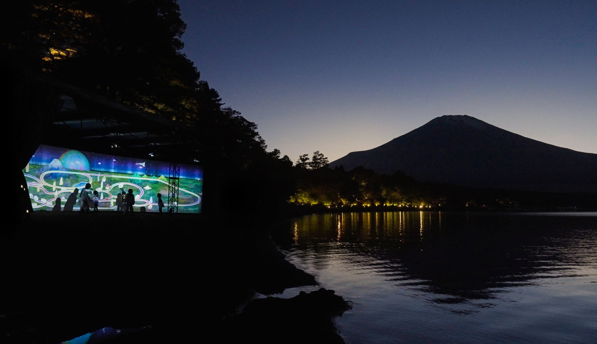 チームラボ、「チームラボ 山中湖 Walk, Walk, Walk」を、本日10月27日(金)から開催。会期は11月12日(日)まで、紅葉まつりと同時開催。のサブ画像4_みんなが描いた絵によって街ができていき、みんながどんな絵を描くかによって、街が変化していく。チームラボ《お絵かきタウン》© チームラボ