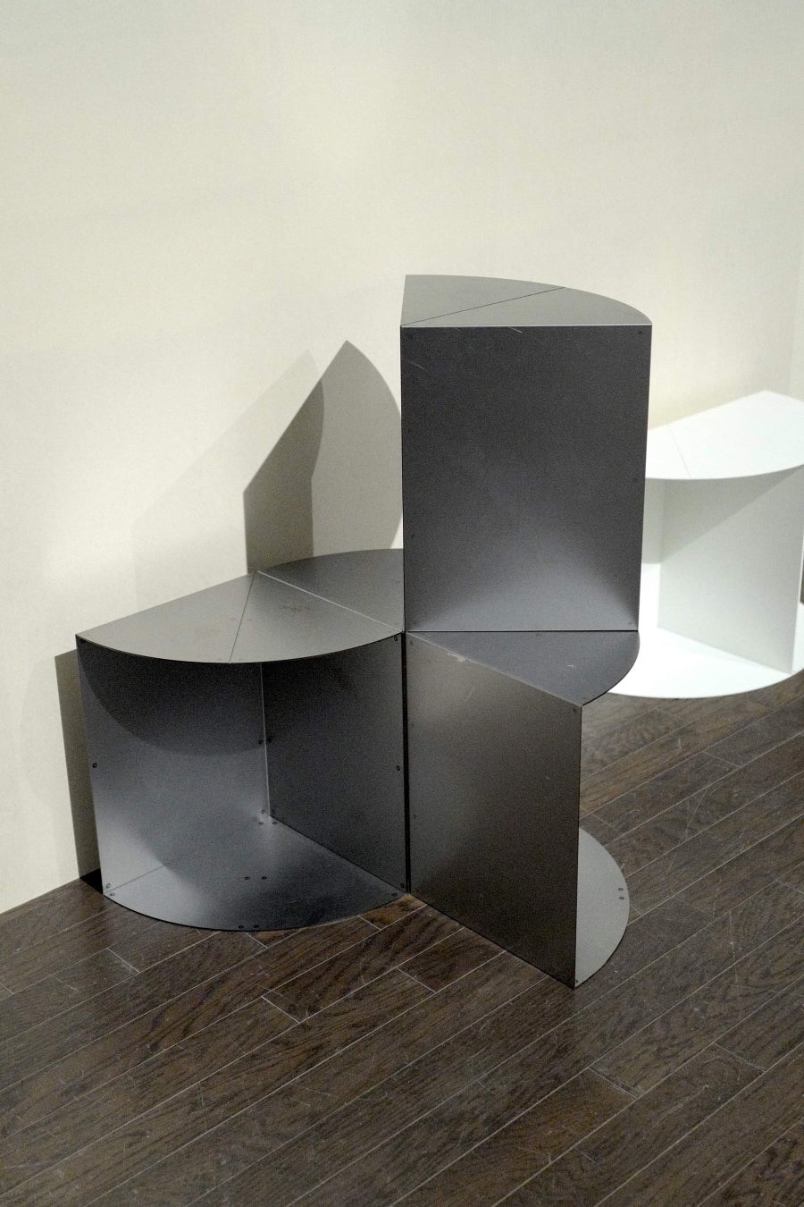 A COURTYARD、Ph.D. （フッド）のデザイン家具の新シリーズ、