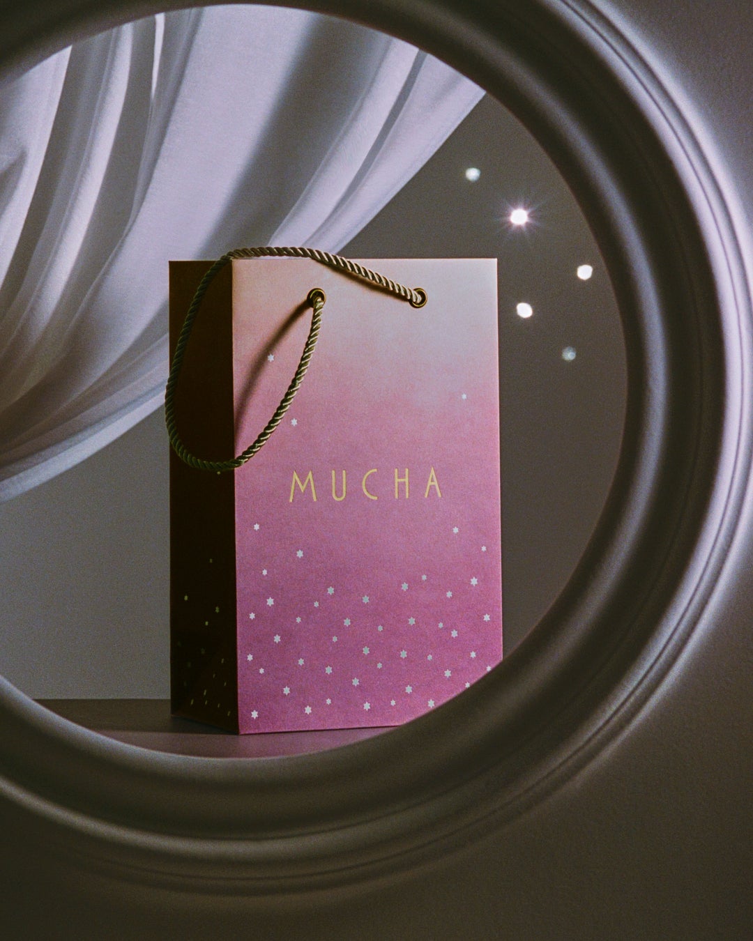 【MUCHA(ミュシャ)】芸術家・ミュシャの人気作である「椿姫」をイメージした香りやアクセサリーを発売。2024年には2nd コレクションも予定のサブ画像8