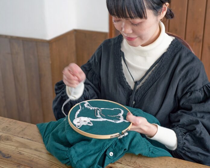 刺繍作家 小菅くみ × ファッションブランド「ネストローブ」のコラボアイテムがリリース！いつもの日常がちょっと楽しくなるようなチャーミングなスペシャルアイテムがラインナップ。のメイン画像