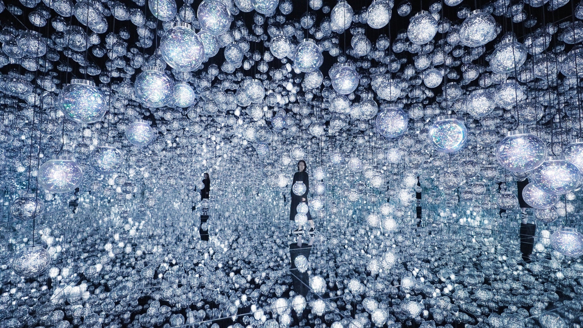 チームラボの境界のない一つの世界「森ビル デジタルアート ミュージアム：エプソン チームラボボーダレス」、新作を含む展示作品を発表。東京・麻布台ヒルズに、2024年2月上旬オープンのサブ画像6_White／チームラボ《Bubble Universe：実体光、光のシャボン玉、ぷるんぷるんの光、環境によって生み出される光 》© チームラボ