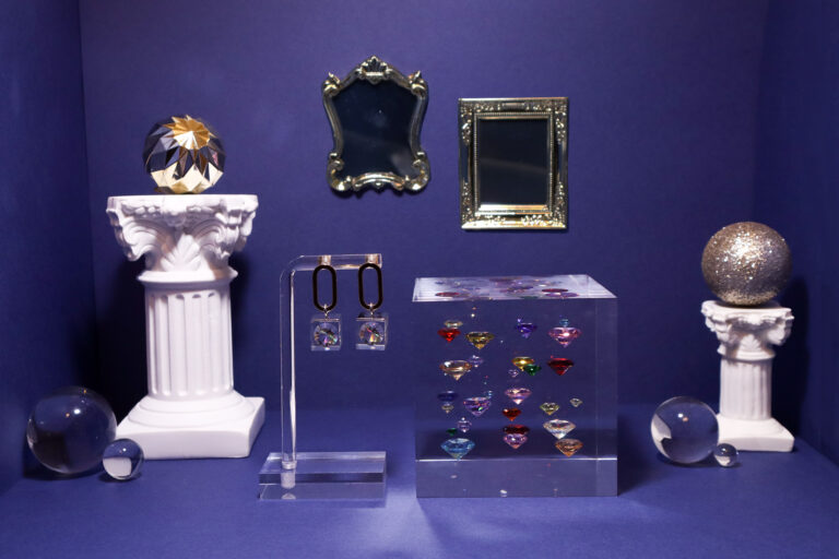 アートのようなジュエリーブランドiOstudio(アイオースタジオ)から、透明樹脂にストーンが浮かび輝くピアス(イヤリング)と、アクリル封入技術を用いたギフトに人気のユニークなオブジェの新作が発売。のメイン画像