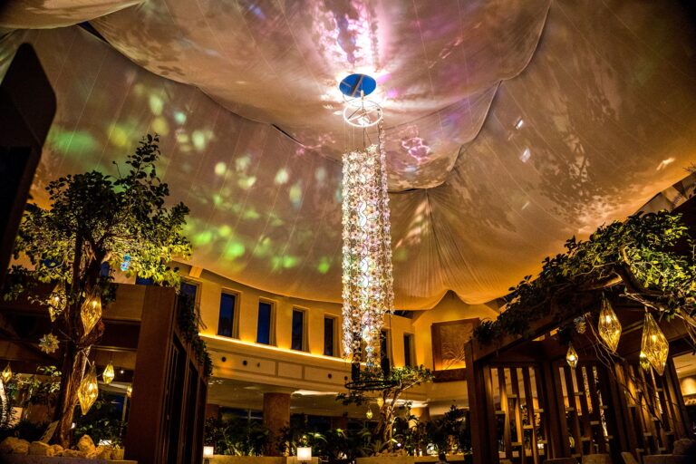 【オリエンタルホテル 沖縄リゾート&スパ】You Ru Maruが造り出す、やんばるアートフェスティバル出展作品「IJU FLOWER VORTEX 〜重々無尽〜」をロビーアトリウムに展示のメイン画像