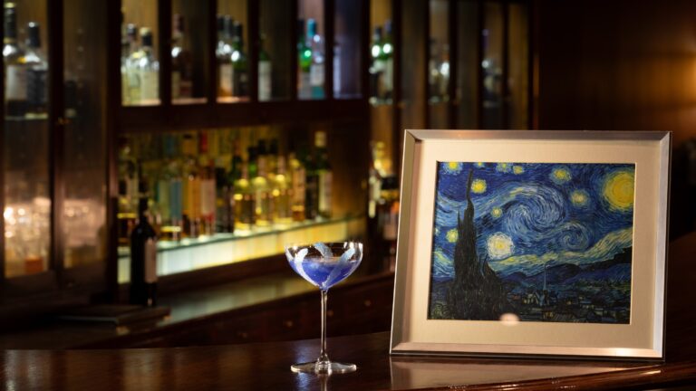 【グランドプリンスホテル新高輪】五感で楽しむ没入型展覧会「ゴッホ・アライブ」とコラボレーション ゴッホ作品「星月夜」をイメージした「Starry Night Cocktail」を販売のメイン画像