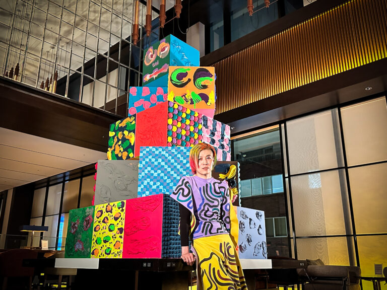 ハイアット セントリック 銀座 東京 パリを拠点に世界で活躍するアーティストitu’(イトゥ)氏が手がける、多様性をテーマにした、色鮮やかなドローイングクリスマスツリーが登場のメイン画像