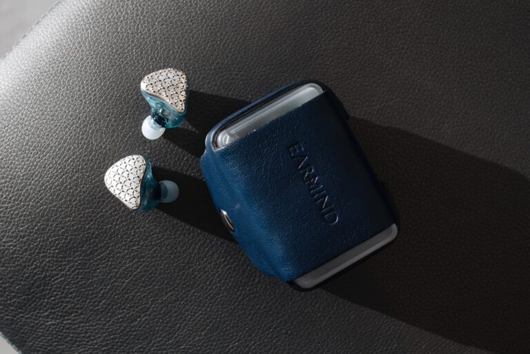 12/16、初心者からプロまで、イヤホン・ヘッドホン好きが集まるポータブルオーディオ専門店「e☆イヤホン秋葉原店 本館」でアートを纏い、音を奏でるジュエリー「EARMIND」の受注販売が遂に開始のメイン画像