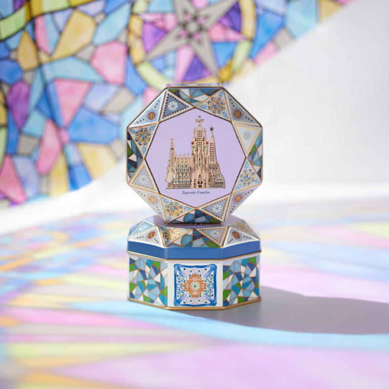 「ガウディとサグラダ・ファミリア展」の開催を記念し、サグラダ・ファミリア聖堂のモチーフがキラキラ輝く『サグラダ・ファミリア缶』を新発売のメイン画像