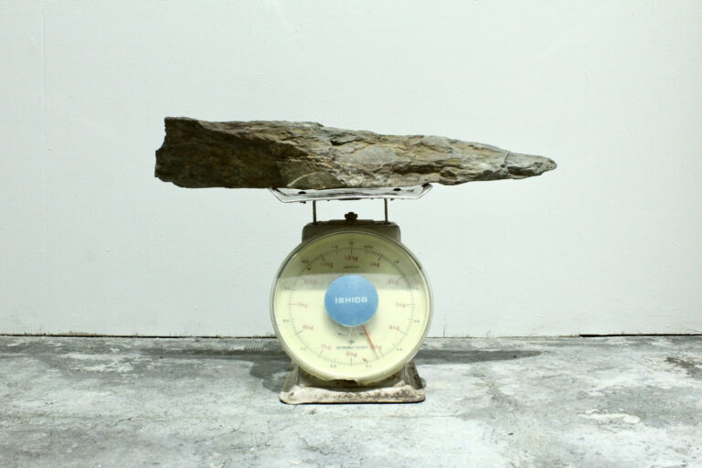【京都 蔦屋書店】松井照太 個展「てんびん - balance -」を1月23日（火）より開催。自然そのままの「石」に注目し、人工的な異素材を組み合わせながら存在感や物質としての魅力を表現。のメイン画像