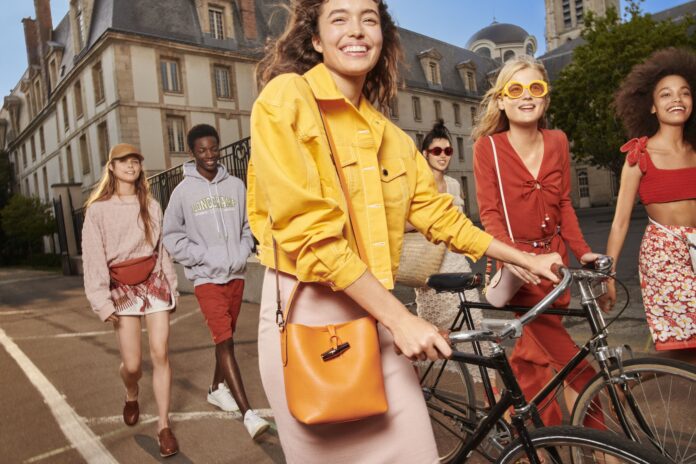 ロンシャン、エレイン・コンスタンティンが撮影した2024年春夏コレクション「LONGCHAMP UNIVERSITY」のキャンペーンビジュアルを2024年2月6日（火）公開のメイン画像