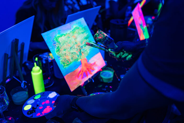 日本に初上陸、世界の主要都市で好評の暗闇アートワークショップ「Neon Brush」が東京・原宿で開催　5月3日から、ネオンが照らす暗闇の中で独自のアート作品を創り出す特別な夜を提供のメイン画像