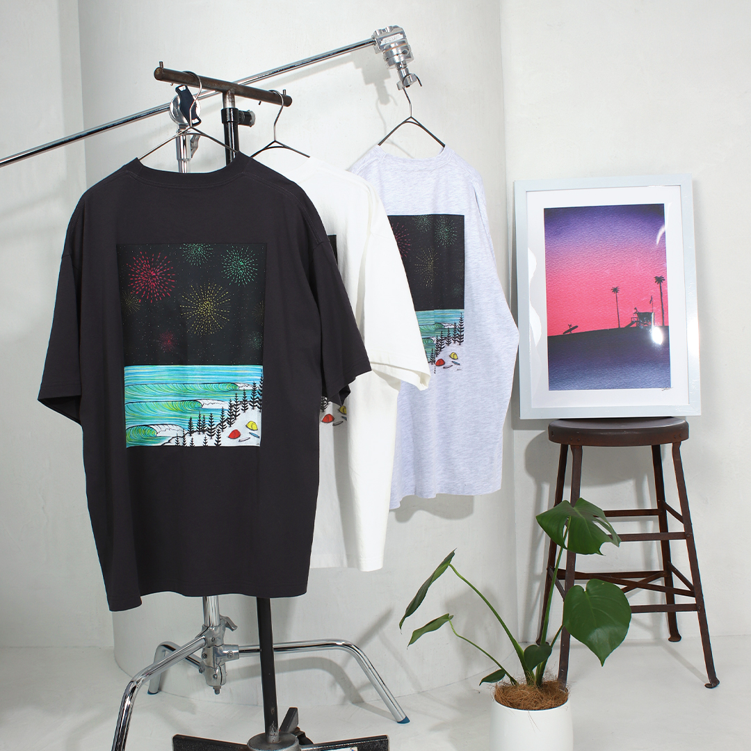 Jonas ClaessonとFREAK'S STOREがコラボレーション。様々なカルチャーを背景に描かれるアートを落としこんだアパレルアイテムを発売。のサブ画像4_WHITE・GRAY・BLACK　¥5,995(tax in)