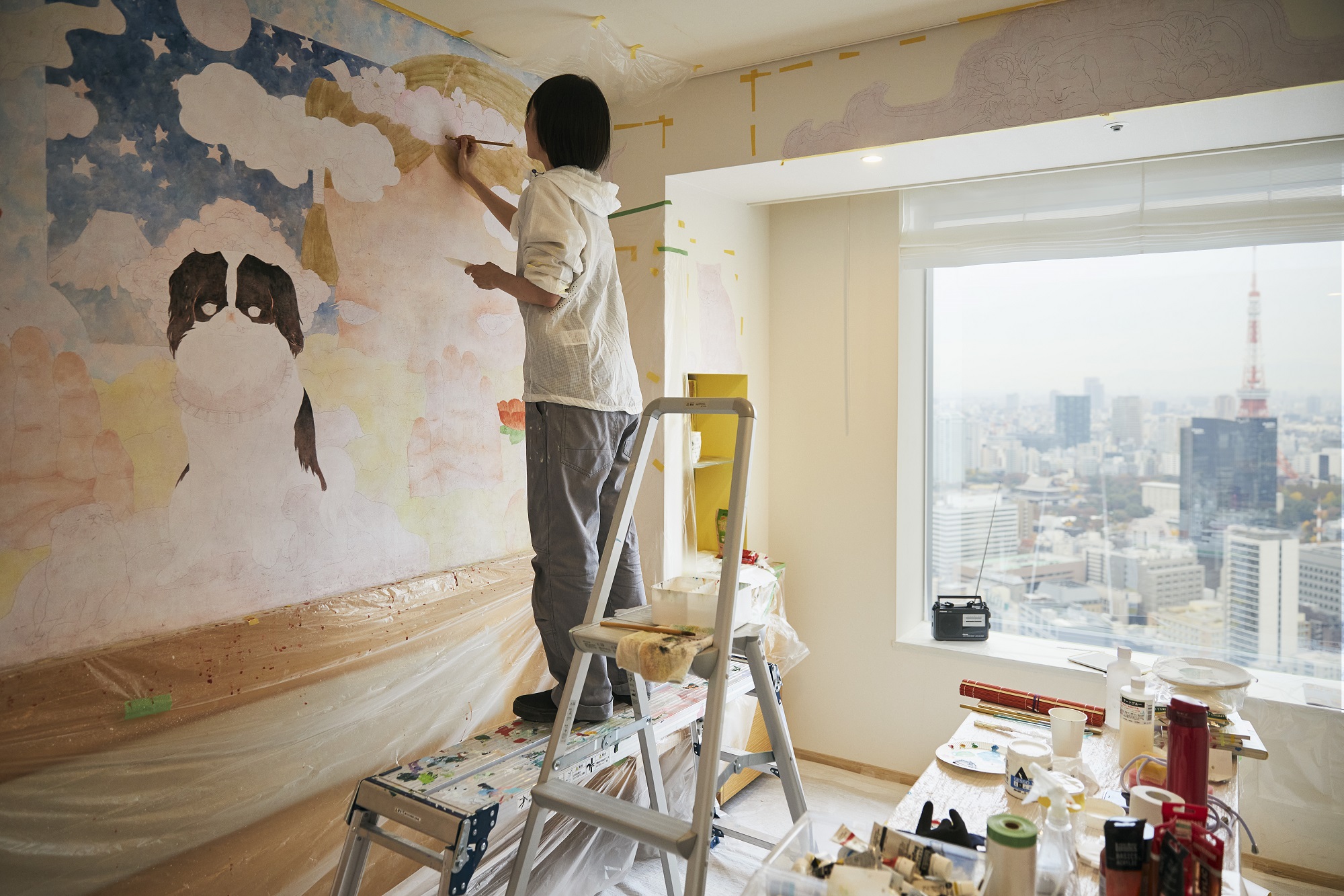 日本の「可愛い」を世界に伝える - パークホテル東京の41番目のアーティストルームのサブ画像5_アーティストルーム制作中の保坂さん