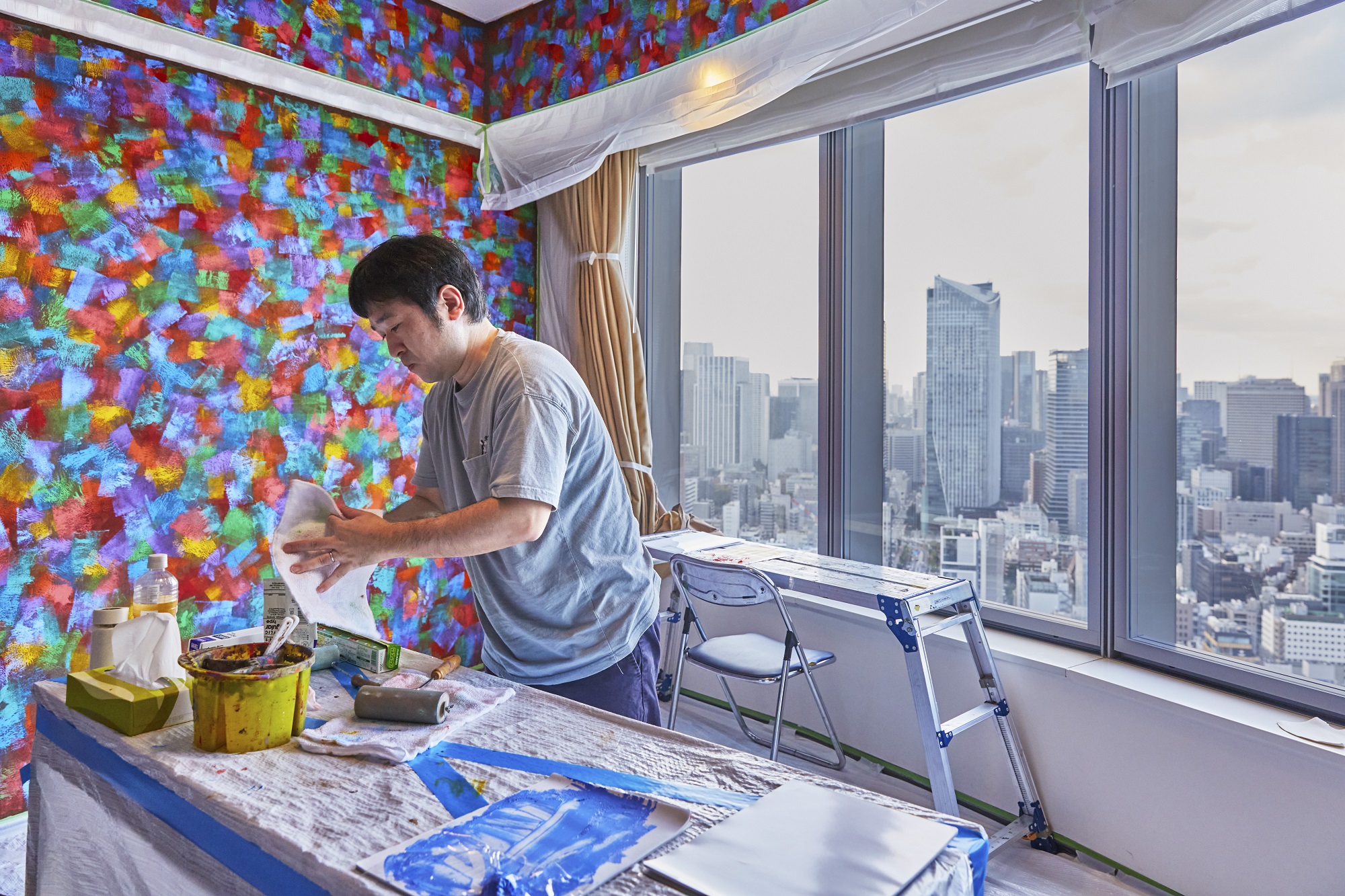 「アートに泊まる」 - パークホテル東京の新たなアーティストルーム樹街鳥獣図。のサブ画像6_アーティストルーム制作中の金丸さん　2021年10月頃