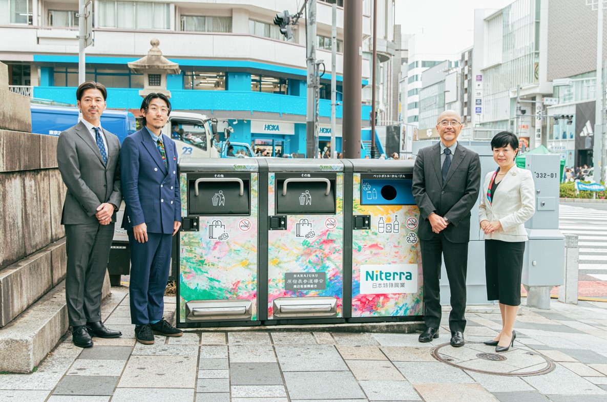 東京・表参道に設置中のIoTスマートゴミ箱 “SmaGO”を使⽤した「スマートアクションプロジェクト」のサブ画像1_(右）⽇本特殊陶業株式会社執行役員 北河広視様､(中央右)⽇本特殊陶業株式会社代表取締役副社長  松井 徹様 ､(中央左)株式会社ヘラルボニー 代表取締役Co-CEO松田崇弥様､(左)弊社代表取締役社長 竹村陽平