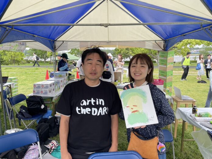 全盲アーティスト「あなたの似顔絵描きます」のメイン画像