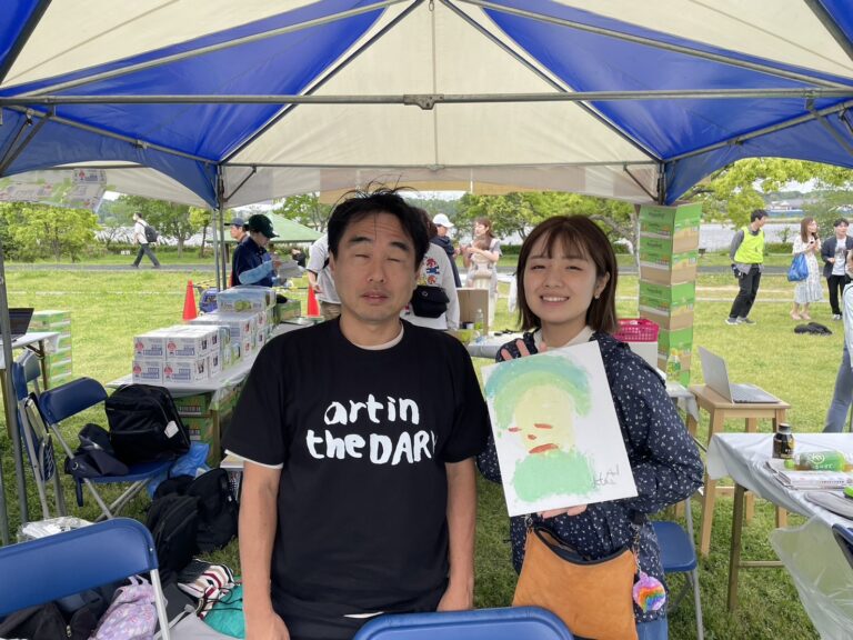 全盲アーティスト「あなたの似顔絵描きます」のメイン画像