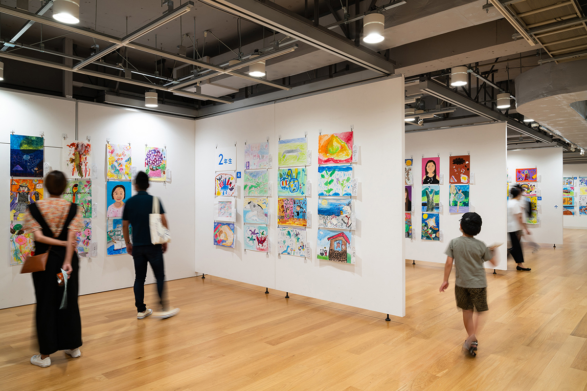 「横浜市こどもの美術展2024」（横浜市民ギャラリー）子どもの絵画を大募集！応募作品はすべて展示のサブ画像2_昨年の展覧会の様子　photo：Ken KATO