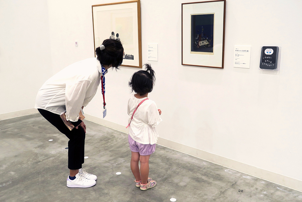 「横浜市こどもの美術展2024」（横浜市民ギャラリー）子どもの絵画を大募集！応募作品はすべて展示のサブ画像7_会場では、市民ボランティアや学生インターンが来場者を温かくお迎えします。（以前の活動の様子）