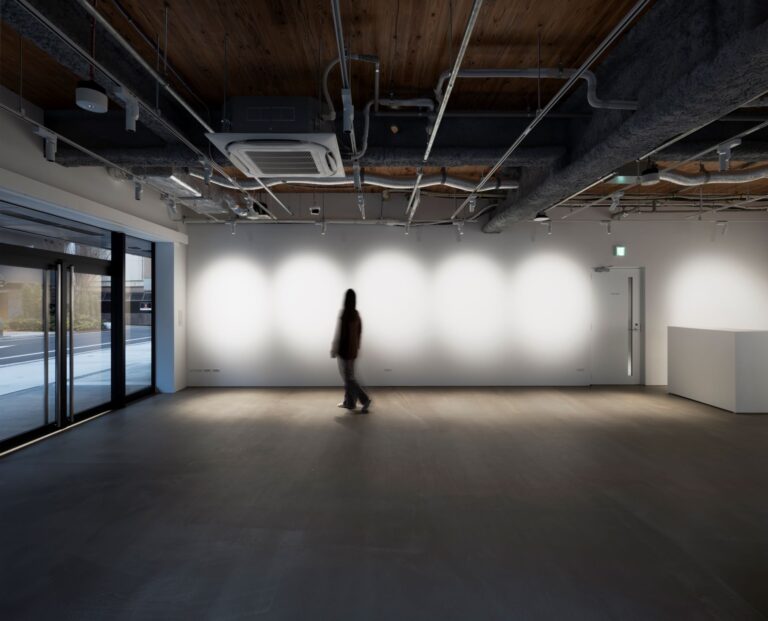 羊文学 のアルバム『12 hugs (like butterflies)』を題材にした企画展が、神保町 New Galleryにて本日よりスタートのメイン画像