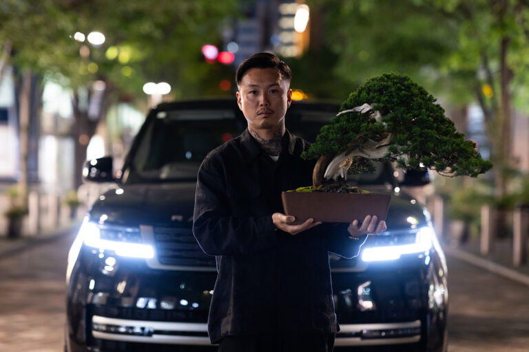世界の名だたるブランドからも注目を集める盆栽プロデューサー・小島鉄平氏の、ランドローバー・ディーラー・アンバサダーの続投が決定。盆栽（BONSAI）とランドローバーの革新的コラボレーションがふたたび。のメイン画像