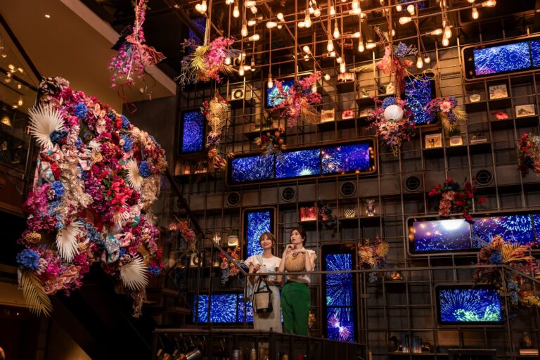 ホテルで楽しむ新しい博多の夏祭り！ライフスタイルホテル「THE LIVELY 福岡博多」にて“百花繚乱”をテーマにしたフラワーアートともつ鍋が楽しめる屋台が期間限定で新登場のメイン画像