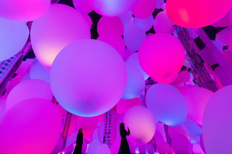 オープン日決定｜チームラボボーダレス ジッダ、超巨大な創造的運動空間”運動の森”と共創の”未来の遊園地”を公開。世界遺産ジッダ歴史地区に、6月10日(月)オープン。のメイン画像