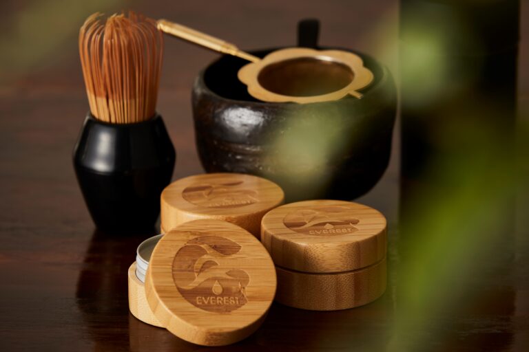 日本三大茶“狭山茶”「増田園」の茶葉をアップサイクルした「抹茶バーム」を発売開始！パッケージには”MHAK”氏書き下ろしデザインを採用！新たなラインナップ”ヒノキ”の香りのバームも！のメイン画像