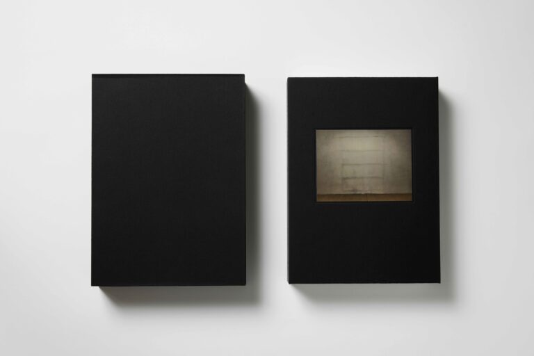 天目里美術館（中国・杭州）にて開催中の「古道具坂田　僕たちの選択」展図録を刊行。415枚の紙片をめくり、坂田和實の見出した「美」をみつめる。6月24日（月）より予約販売開始。のメイン画像