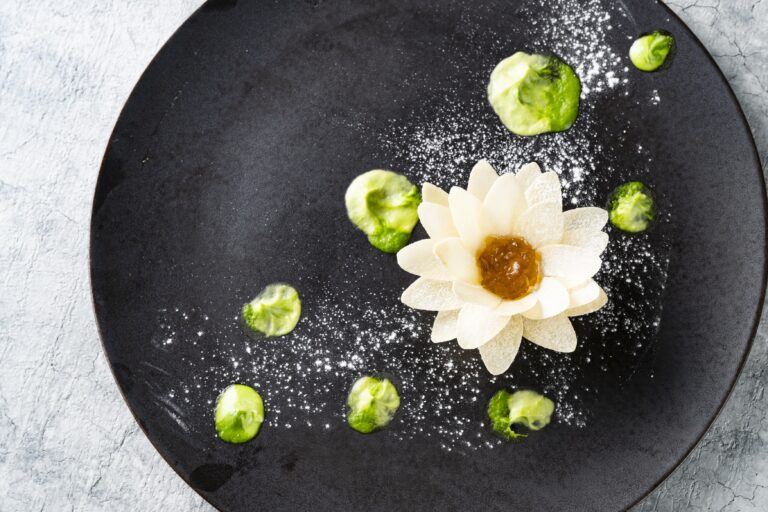 「モネ 睡蓮のとき」“五感でひたるモネ”をコンセプトに、さまざまなオリジナルコラボグッズ、メニューを展開のメイン画像