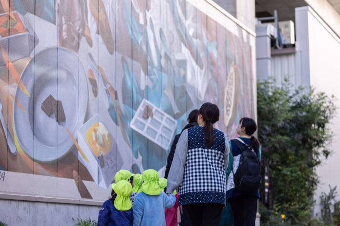 町中にアートのライブ感を。「MURAL MEDIA」として、数ヶ月毎にアートが変わる壁面を京王電鉄と共に開発!6月5日よりアーティストuomoriのペイントが下北沢でスタートのメイン画像