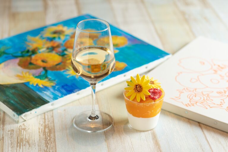 【サンシャインシティプリンスホテル】「ひまわりの日」に、ワイン片手に『ひまわり』の絵画を描く アート体験ワークショップイベントを開催のメイン画像