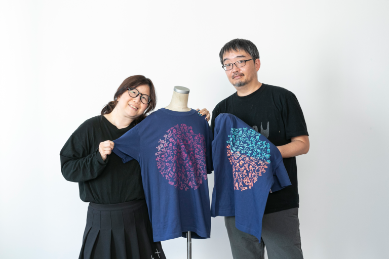 【2周年記念】アートで活躍の場を広げる障害者就労継続支援Ｂ型事業所「PICFA(ピクファ)」と日東電化工業が運営するECサイト“PICFA”が2周年記念Tシャツを6月26日より発売。のメイン画像