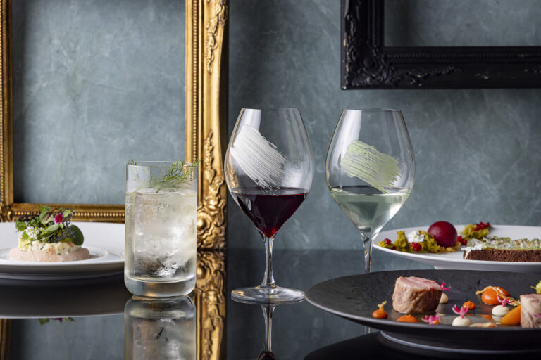 コンラッド東京、「TRIO展 × コラージュ コラボレーションディナー」にカクテルのペアリングメニューが登場のメイン画像