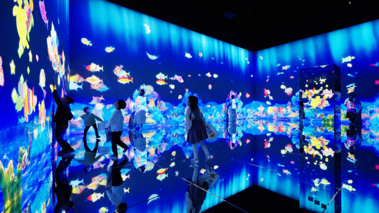 チームラボ、チームラボボーダレス（東京・麻布台ヒルズ）のスケッチオーシャンで魚を描くことで、海の豊かさをサポートするプロジェクトをスタート。6月24日(月)から9月23日(月・祝)まで。のメイン画像