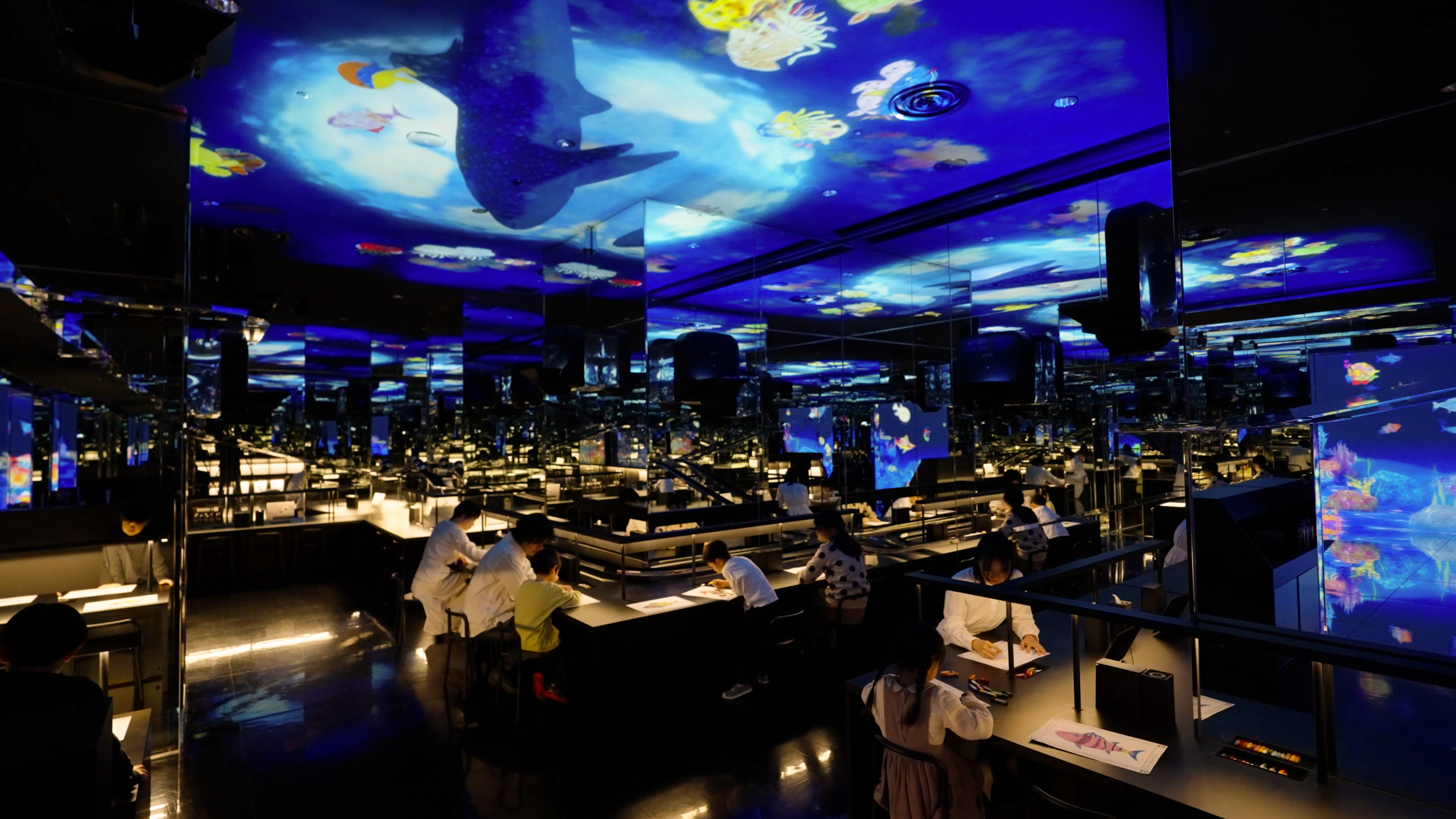 チームラボ、チームラボボーダレス（東京・麻布台ヒルズ）のスケッチオーシャンで魚を描くことで、海の豊かさをサポートするプロジェクトをスタート。6月24日(月)から9月23日(月・祝)まで。のサブ画像4_お絵かきスペースでは、世界各地からの来場者と共に、お絵かきをします。チームラボ《スケッチオーシャン》©︎ チームラボ