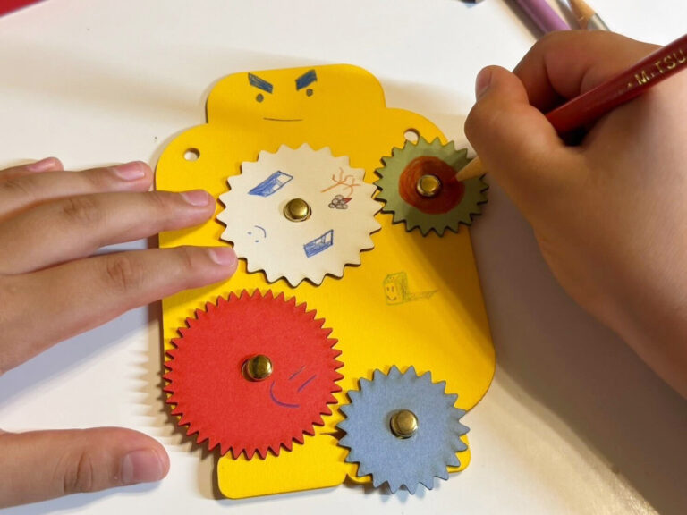夏休み、子どもたちの「探求力」と「つくる力」を刺激するワークショップを東京ミッドタウンで開催「描いて動かす！紙の歯車カードを作ろう！」のメイン画像