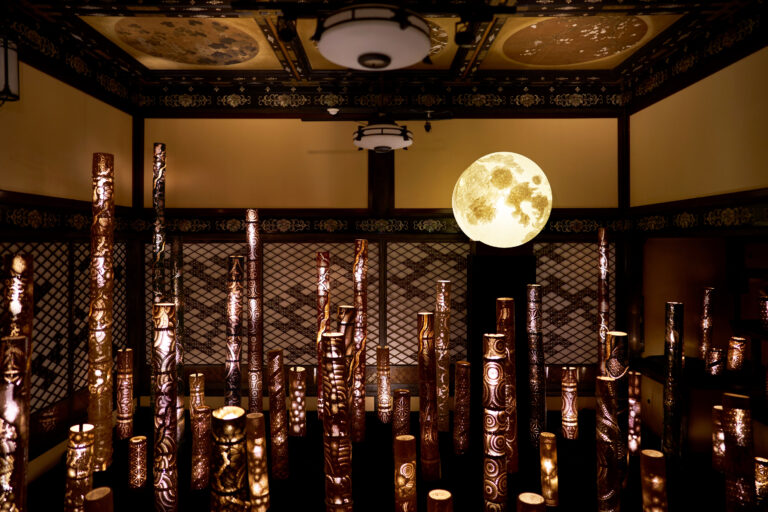 涼を遊び、五感を満たす夏。猛暑でも快適な屋内お出かけスポット「和のあかり×百段階段2024 ～妖美なおとぎばなし～」あかりアートが紡ぐ不思議な物語の世界を全身で堪能。のメイン画像